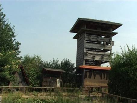 Nettetal : NABU Naturschutzhof, Lebensturm mit Nistkästen für Vögel, Insekten und Säugetiere